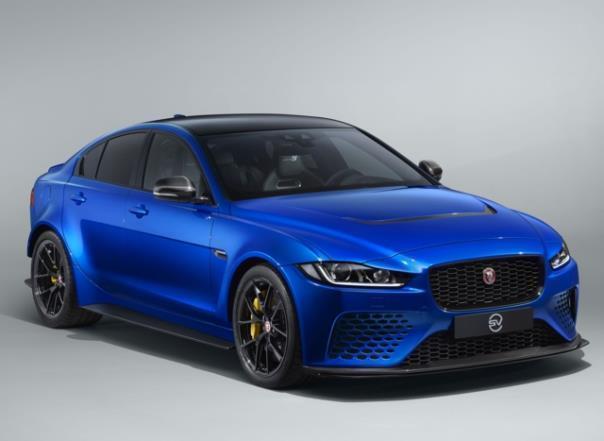 Sammler-Edition des Jaguar XE SV Project 8 mit dezentem Heckspoiler anstelle des verstellbaren Heckflügels